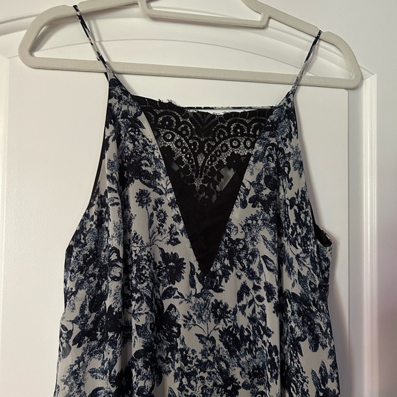 Lace-print Short Shift Dress with Lace Motif - Picture 2 of 4
